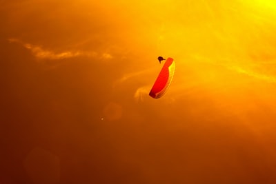 人跳伞下橙色的天空
